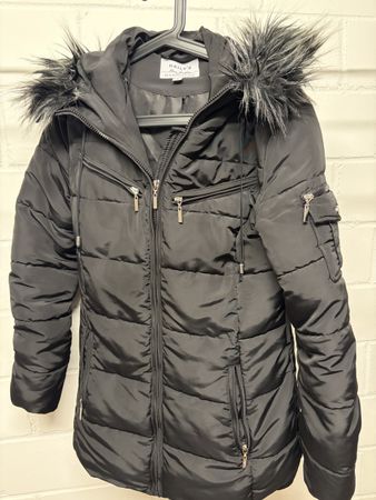 Schwarze Winterjacke mit Kapuze & Kunstfell, Grösse S