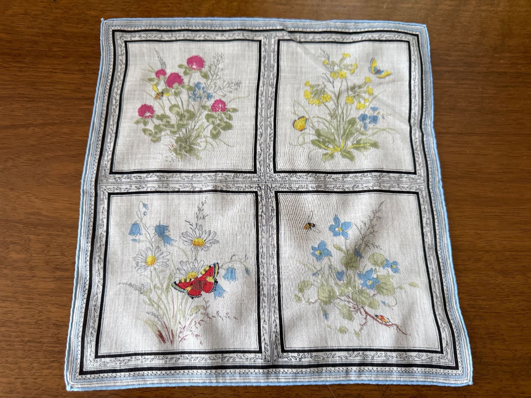 Autres vêtements & accessoires: Taschentuch Blumen Schmetterlinge Muster – D'occasion à Erstfeld par Mario_boe0 1