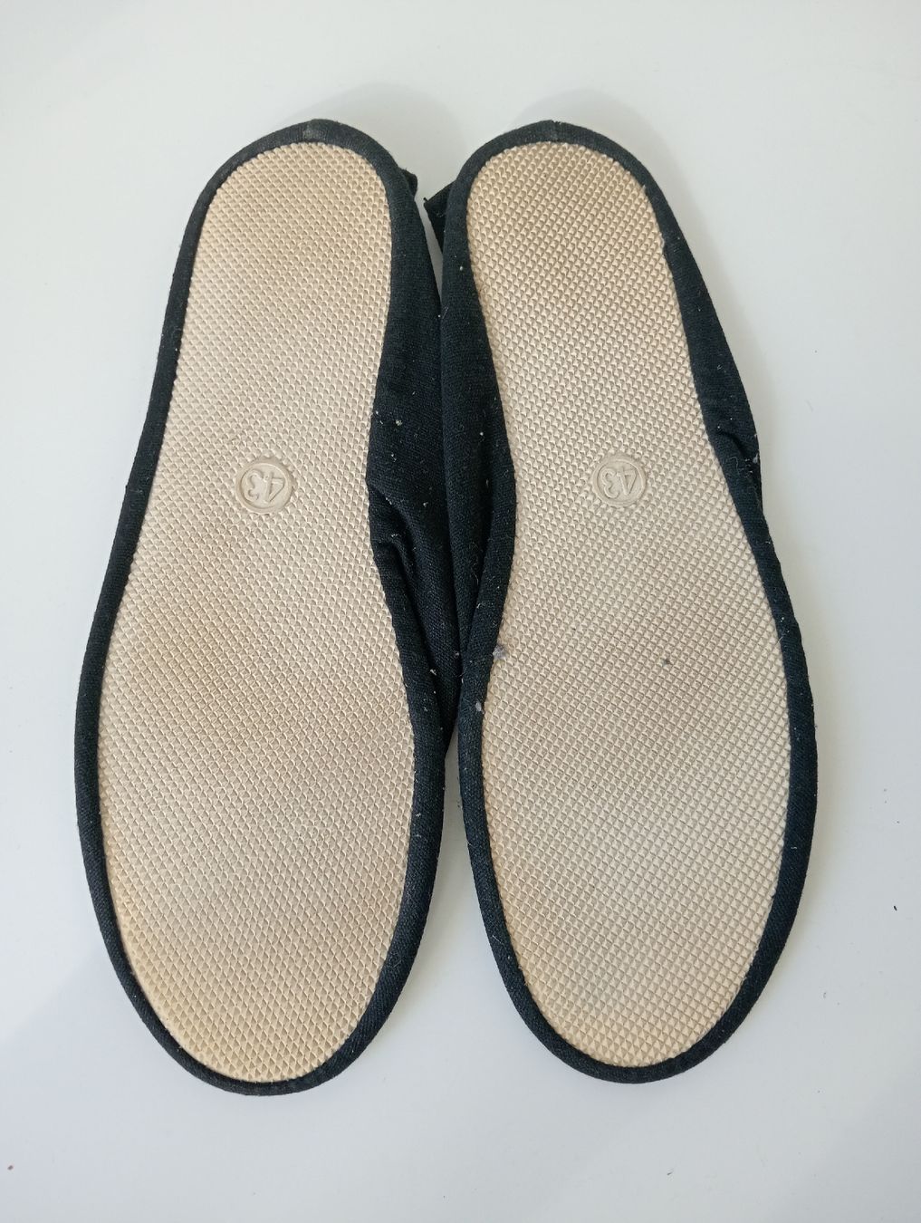 Scarpe da uomo: Turnschläppli Gr 43 Migros Schwartz  – Usato da Allschwil venduto da Evgeniia78 1