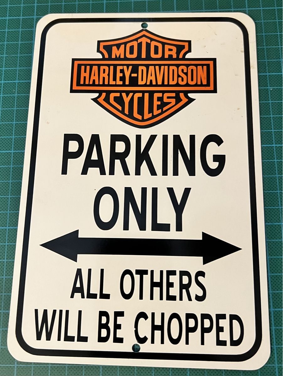 Harley-Davidson Insegne: Harley Davidson Parking only Schild  – Usato da Sevelen venduto da Ritiplampi