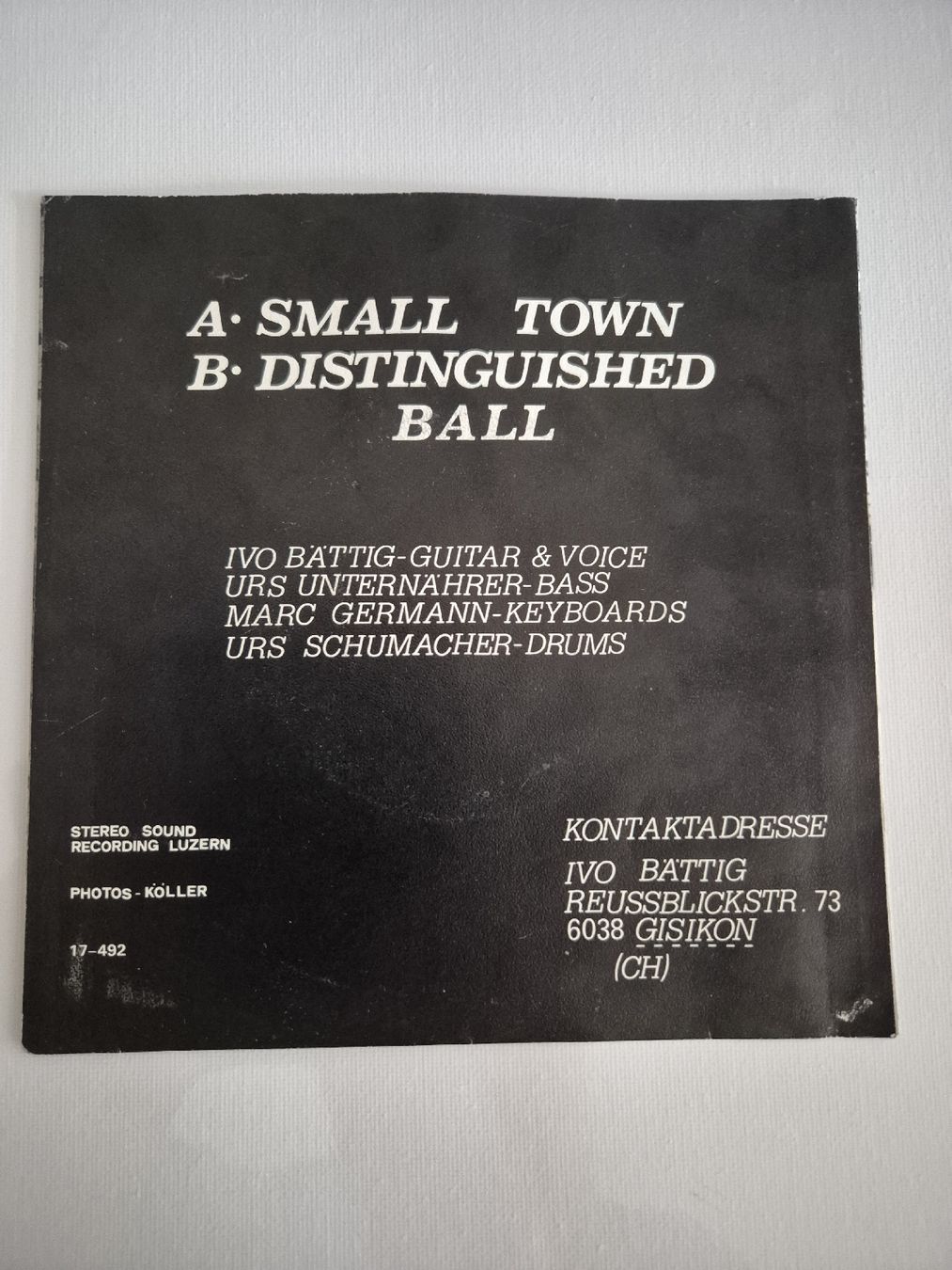 Schallplatten: RED RAIN COAT - in between the fronts - Single , CH – Gebraucht aus Uster von newwave0 1