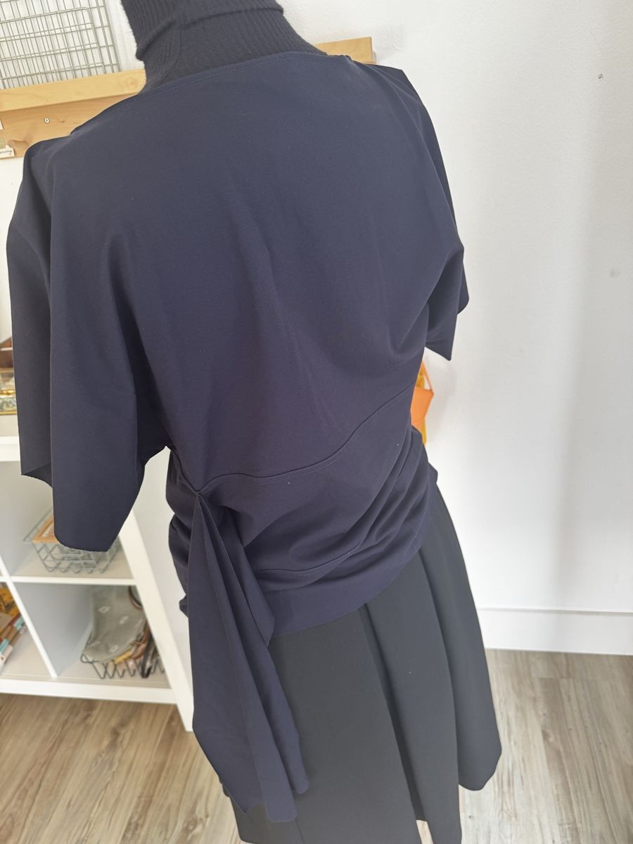 Cos T-shirt: Elegantes Shirt von Cos – Usato da Luzern venduto da Barbella12 1