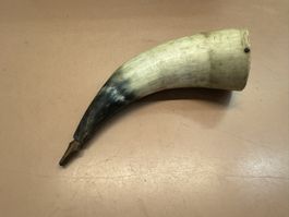 Pulverhorn aus Horn alt mit Zapfen .