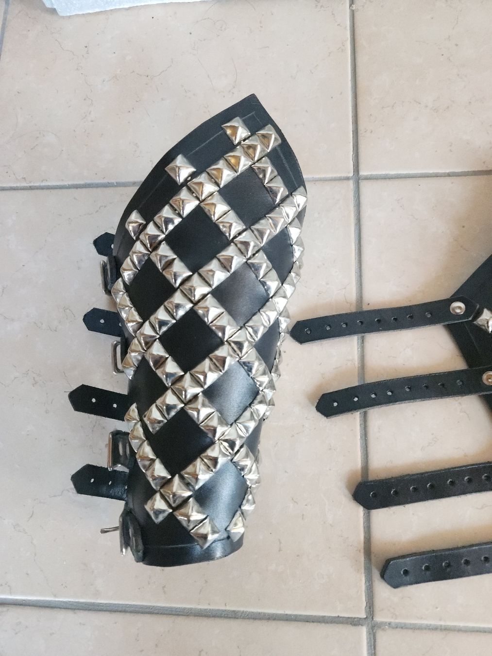 Bracciali & Braccialetti: 2x Nieten Armbänder Pyramiden – Nuovo (secondo la descrizione) da Aarburg venduto da Se20