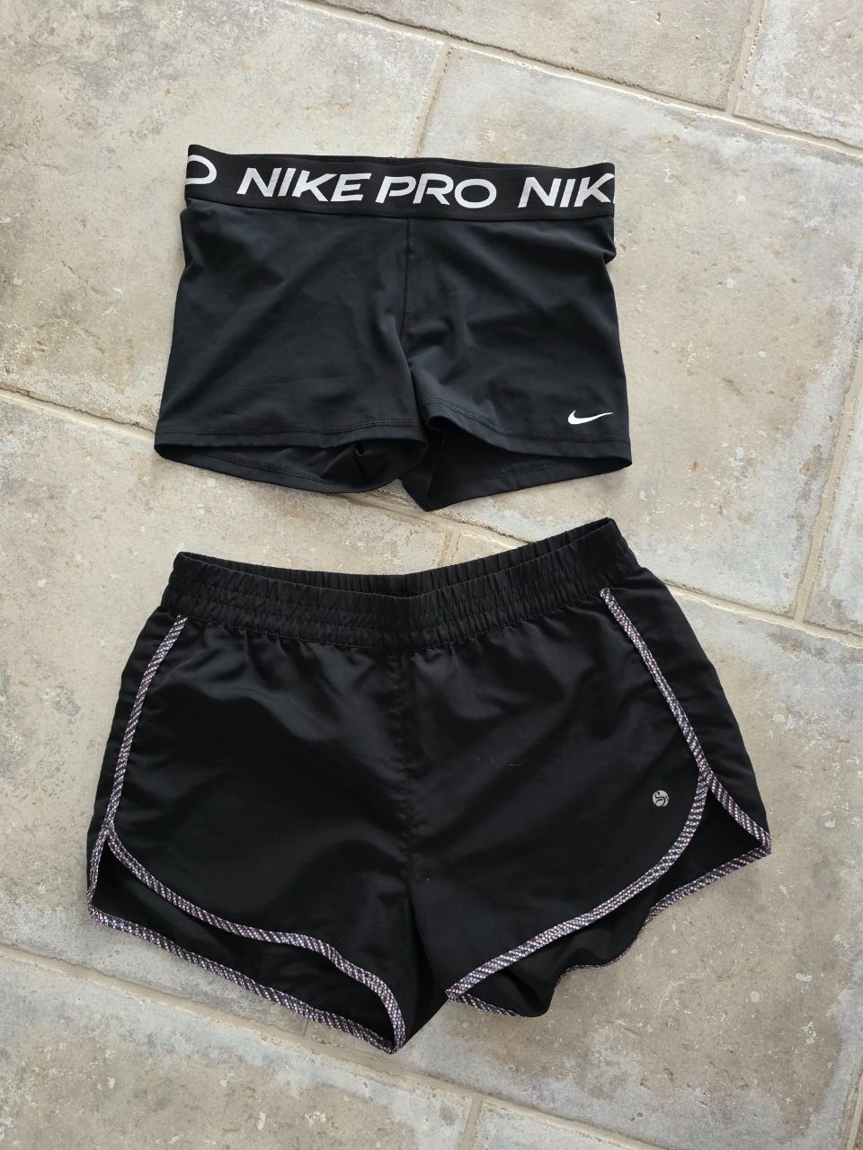 Nike Pantaloni: Sporthosen Set Gr. M  Nke – Usato da Maur venduto da Edsch