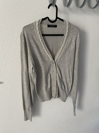Neue Jacke mit Perlenapplikationen