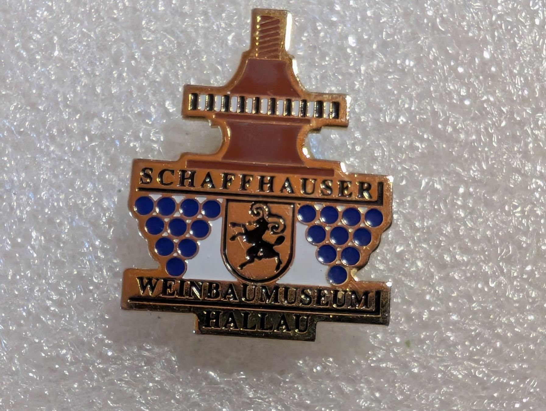 Placchette & Badge: Ansteckpin 280: Weinbaumuseum Hallau – Usato da Oppligen venduto da Pin-Fall-Shop