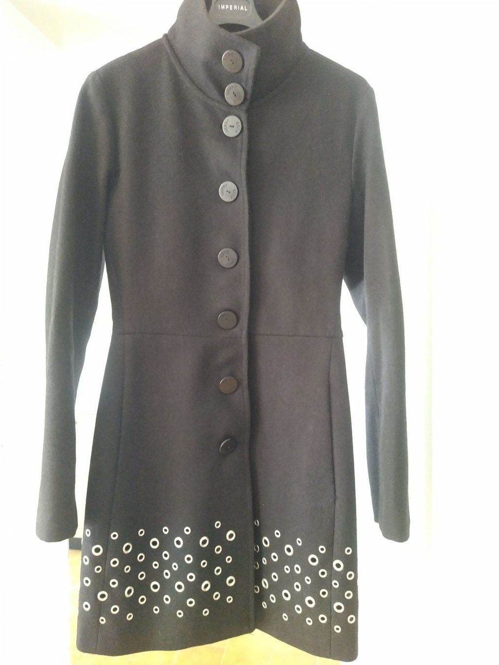 Cappotti: Cappotto DENNY ROSE nero con borchie in metallo – Usato da Figino venduto da Palotta
