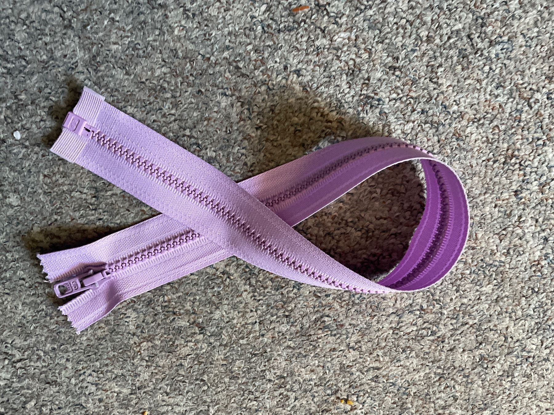Tessuti: Reissverschluss helles lila 45 cm teilbar 129 – Nuovo e nell'imballaggio originale da Buchs SG venduto da Billikatze5