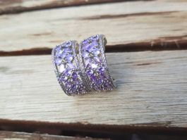 Paire de créoles argentées avec cristaux violets