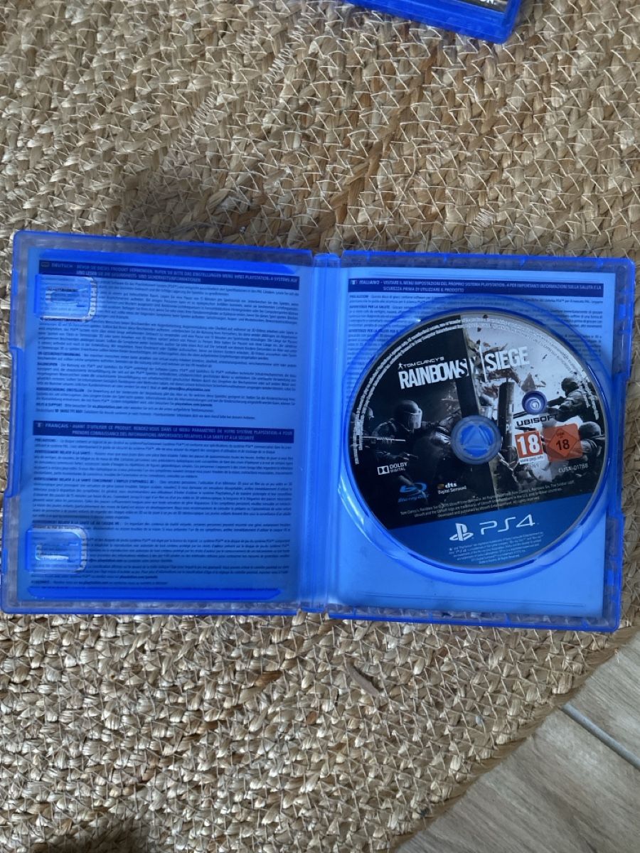 Sony Giochi: Rainbow Six Siege - Édition Gold Année 2 - PS4 - Jouez! – Nuovo (secondo la descrizione) da Cressier NE venduto da Cyril1401 1