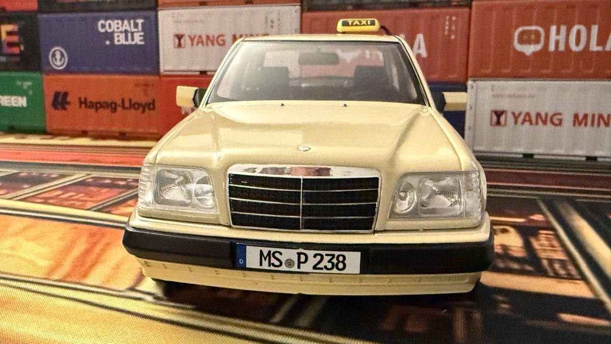 Mercedes-Benz Modellautos:  Mercedes E320 Taxi 1:18 – Neu (gemäss Beschreibung) aus Basel von Zomeg 2