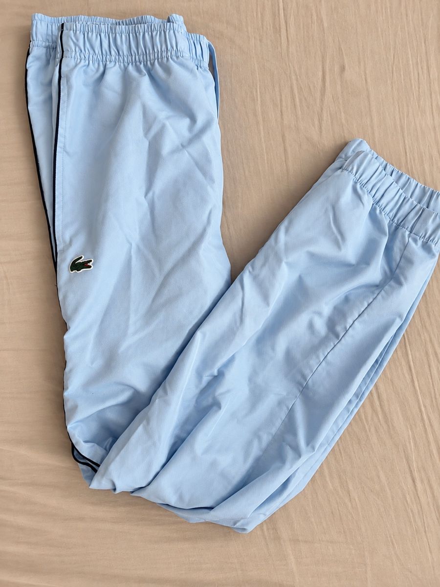 Lacoste Pantaloni: Trainingshose Lacoste hellblau mit Seitenstreifen – Nuovo (secondo la descrizione) da Zürich venduto da melibeli18