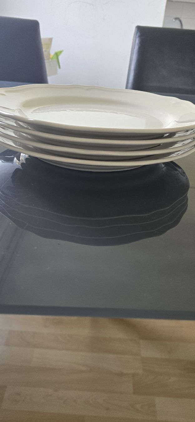 Piatti: Set of 4 Classic White Dinner Plates - Great Condition – Nuovo (secondo la descrizione) da Olten venduto da deb_2d58 1