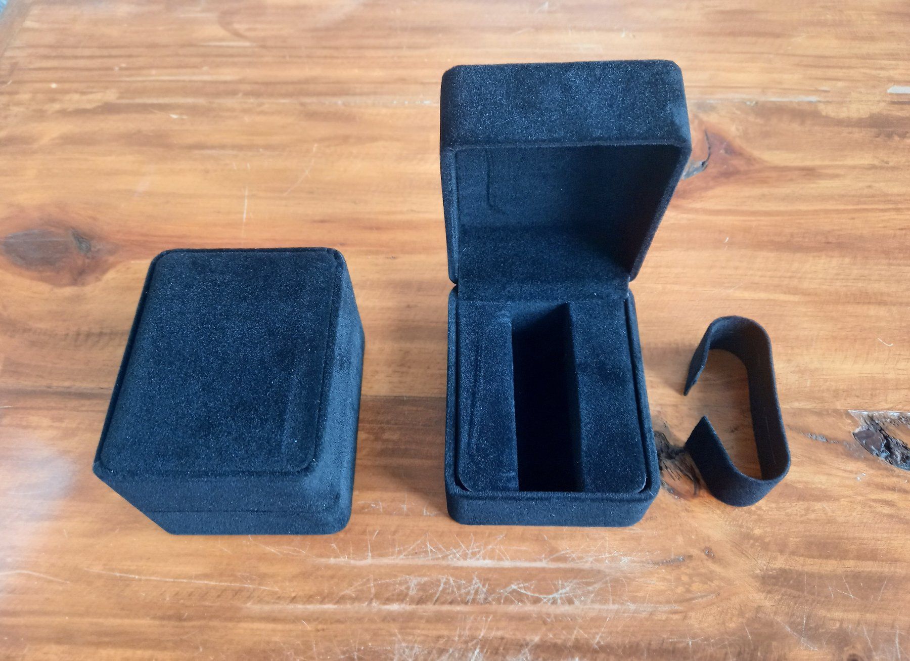 Uhrenboxen: 8x Uhrenbox schwarz Samt – Neu und originalverpackt aus Lausanne von WATCH-WORLD