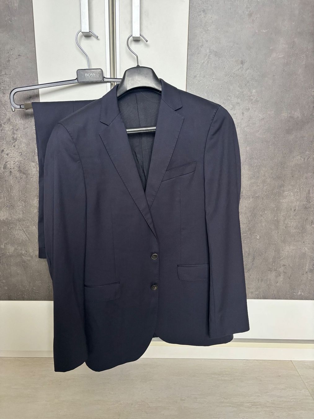 Hugo Boss Completi, tute sportive e funzionali: Herrenanzug dunkelblau – Usato da Meilen venduto da rem_7xmh