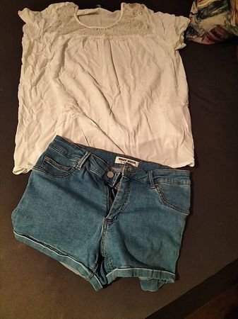 T-Shirt und kurze Jeans