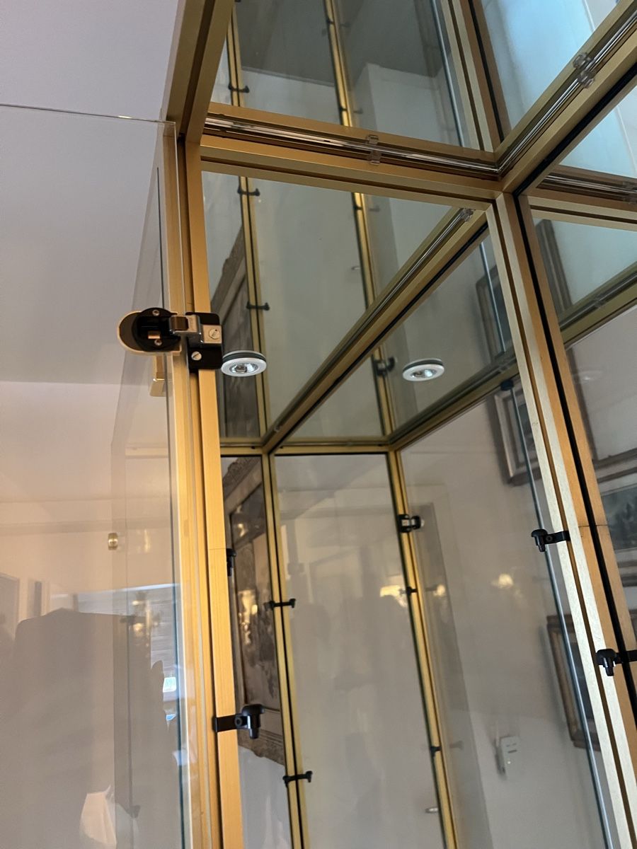 Vitrinen: Glasvitrine mit Schlüssel  – Gebraucht aus Winterthur von nma_2kgs 4