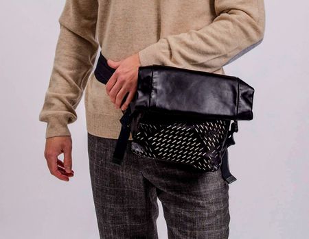 Bottega Veneta Rolltop Gürteltasche aus Leder, perforiert