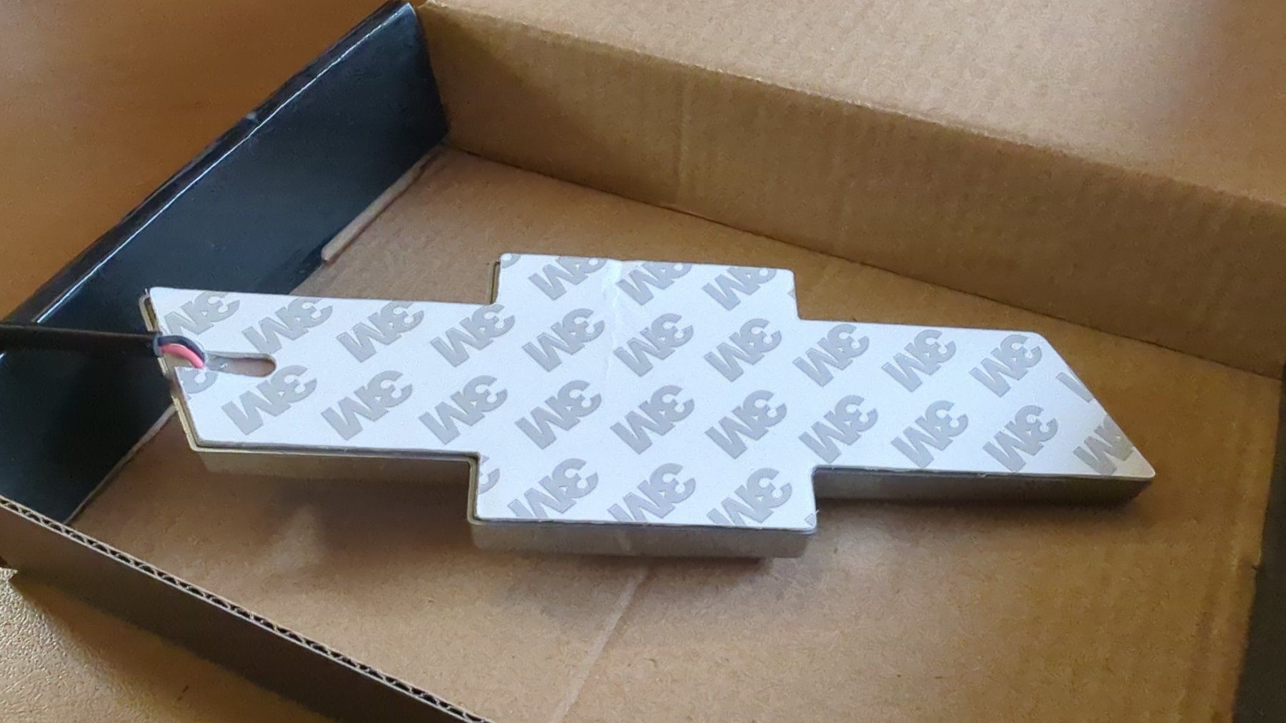 Tutti pezzi di ricambio auto: Chevy Bowtie Logo beleuchtet Rot – Nuovo e nell'imballaggio originale da Walenstadt venduto da Dreamtronic 2