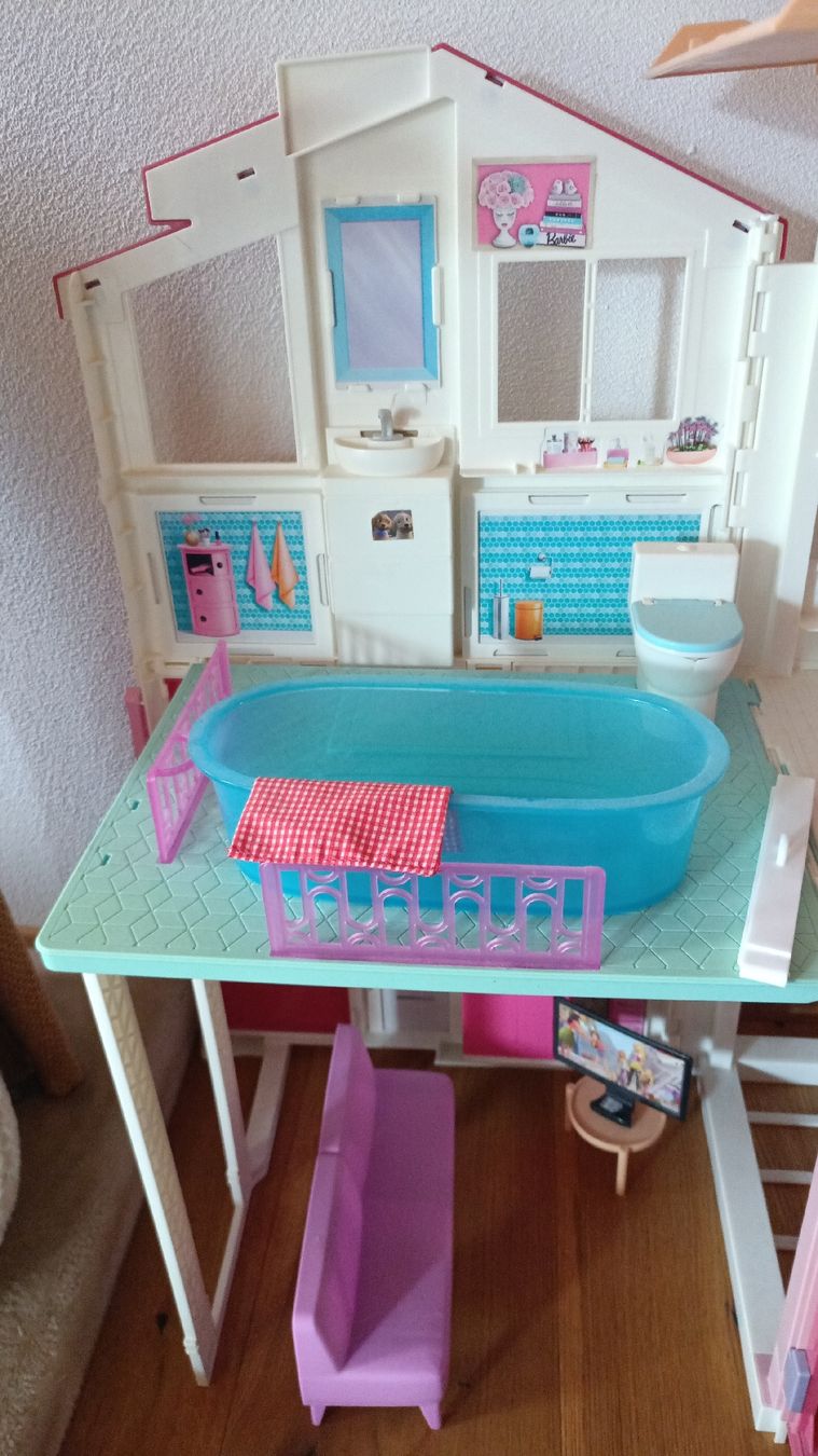 Mattel Barbie Super Style Haus – 2 Etagen, 4 Zimmer, Treppe, Kronleuchter – Mit Möbeln & Zubehör – DLT05