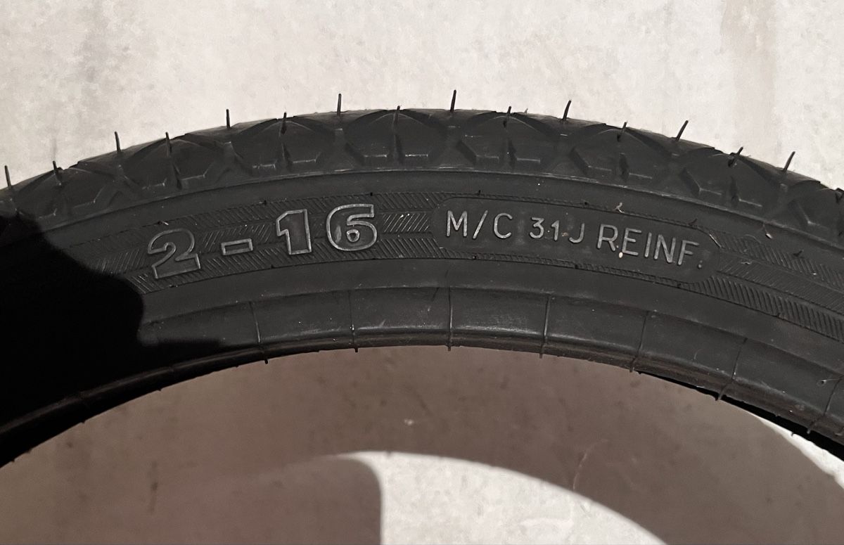 Mofas: Pneu Michelin VM100 – Neu und originalverpackt aus La Neuveville von Oxalis-Studios 2