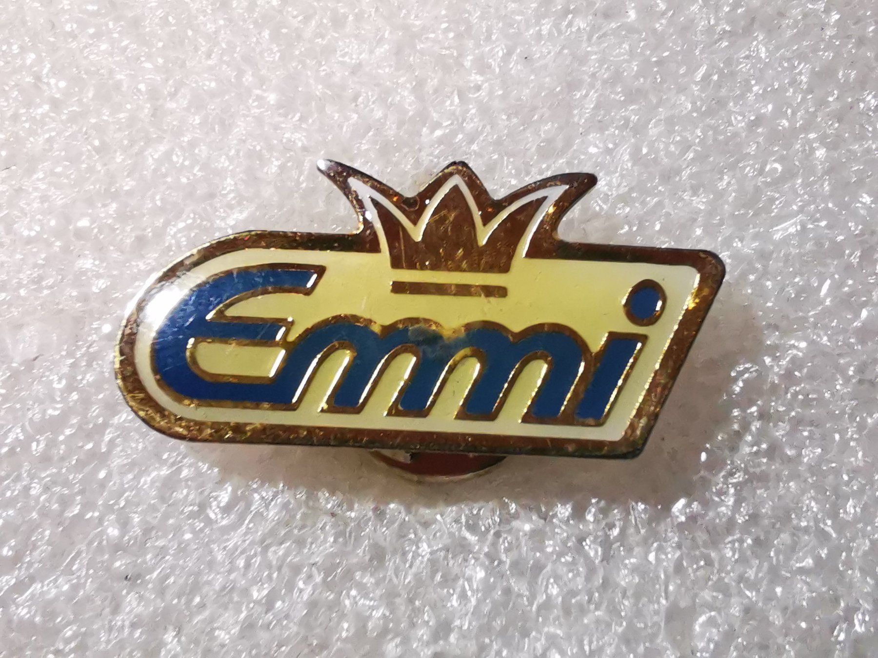 Placchette & Badge: Ansteckpin 15: Emmi – Usato da Oppligen venduto da Pin-Fall-Shop