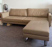 Ledersofa mit verchromten Kufen