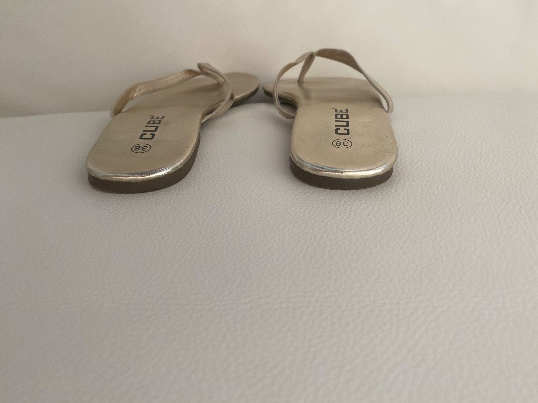 Cube Scarpe da donna: SUMMERTIME - stylische/edle CUBE Flip-Flops, gold, 38 – Usato da Winkel venduto da ferrari2022 5