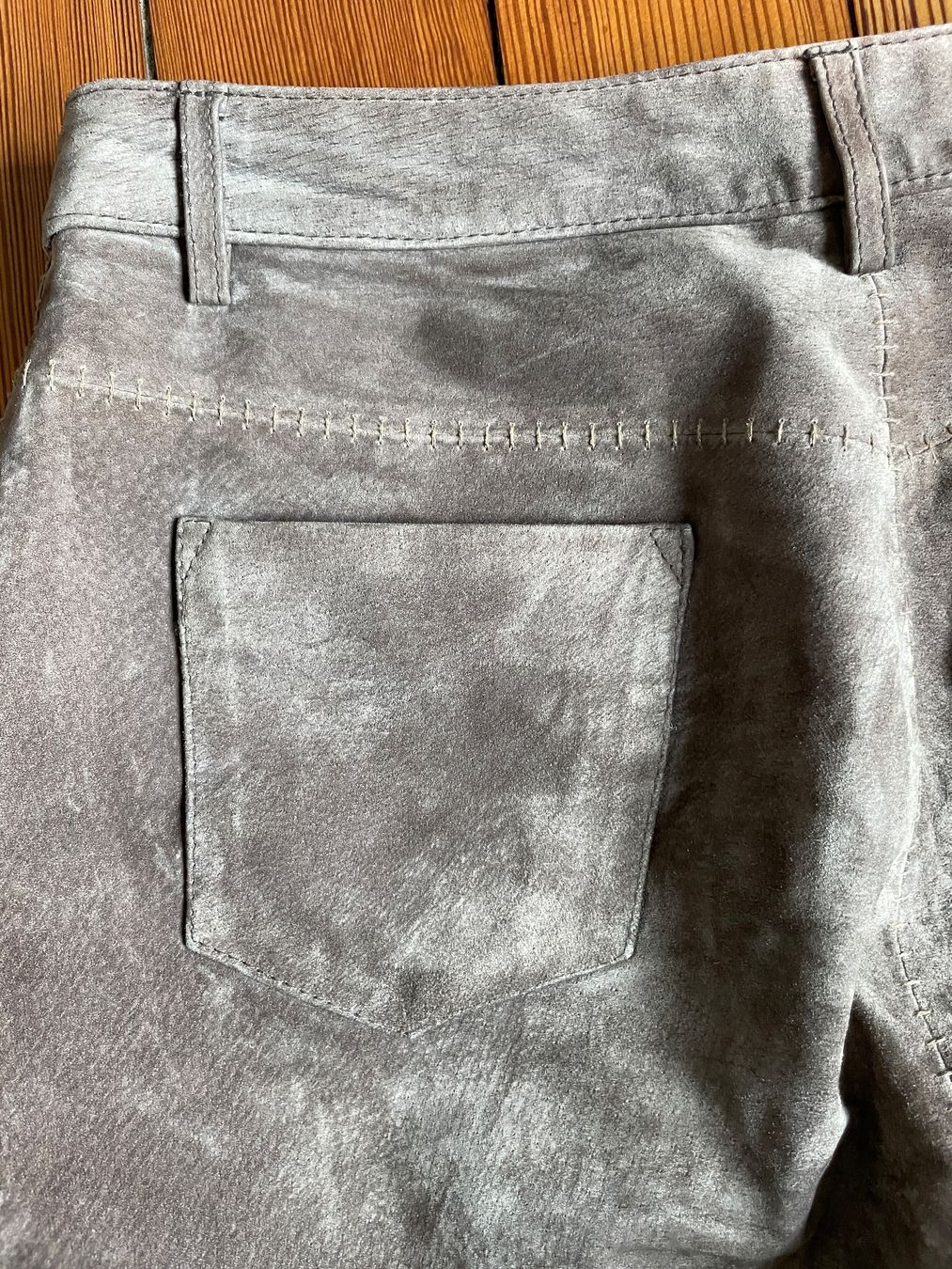 Pantaloni: Vintege Suede leather 00s pants – Usato da Zürich venduto da lulu_c