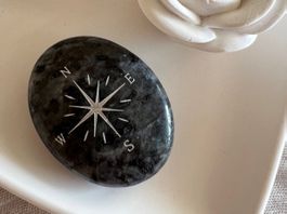 Pierre de labradorite avec boussole