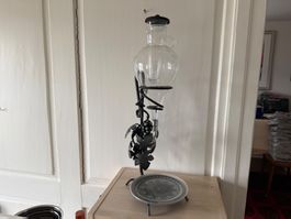 Karaffe mit Ständer Jugendstil Trauben Motiv Glas Metall