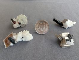 8 Stufen mit Turmalin, Muskowit, Feldspat & Granat (Set 3)