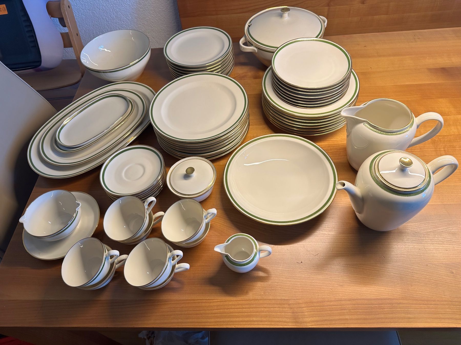 Geschirrsets: Geschirrset - 58-teilig - mit Goldrand – Gebraucht aus Bülach von Jubet 1
