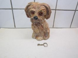 Sparkässeli-Porzellan als-Hund mit Schlüssel.