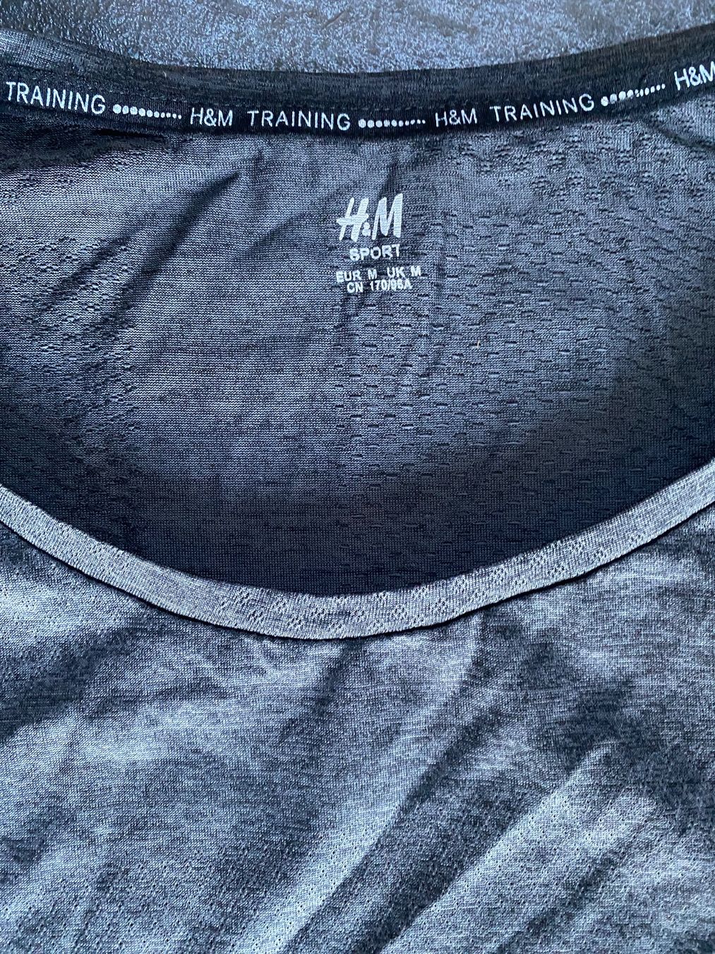 H&M T-Shirts: Sportshirt von H&M M – Gebraucht aus Chur von simhofstr 1