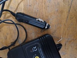 Einstellbares Netzgerät für Anschluss an 12V im Auto