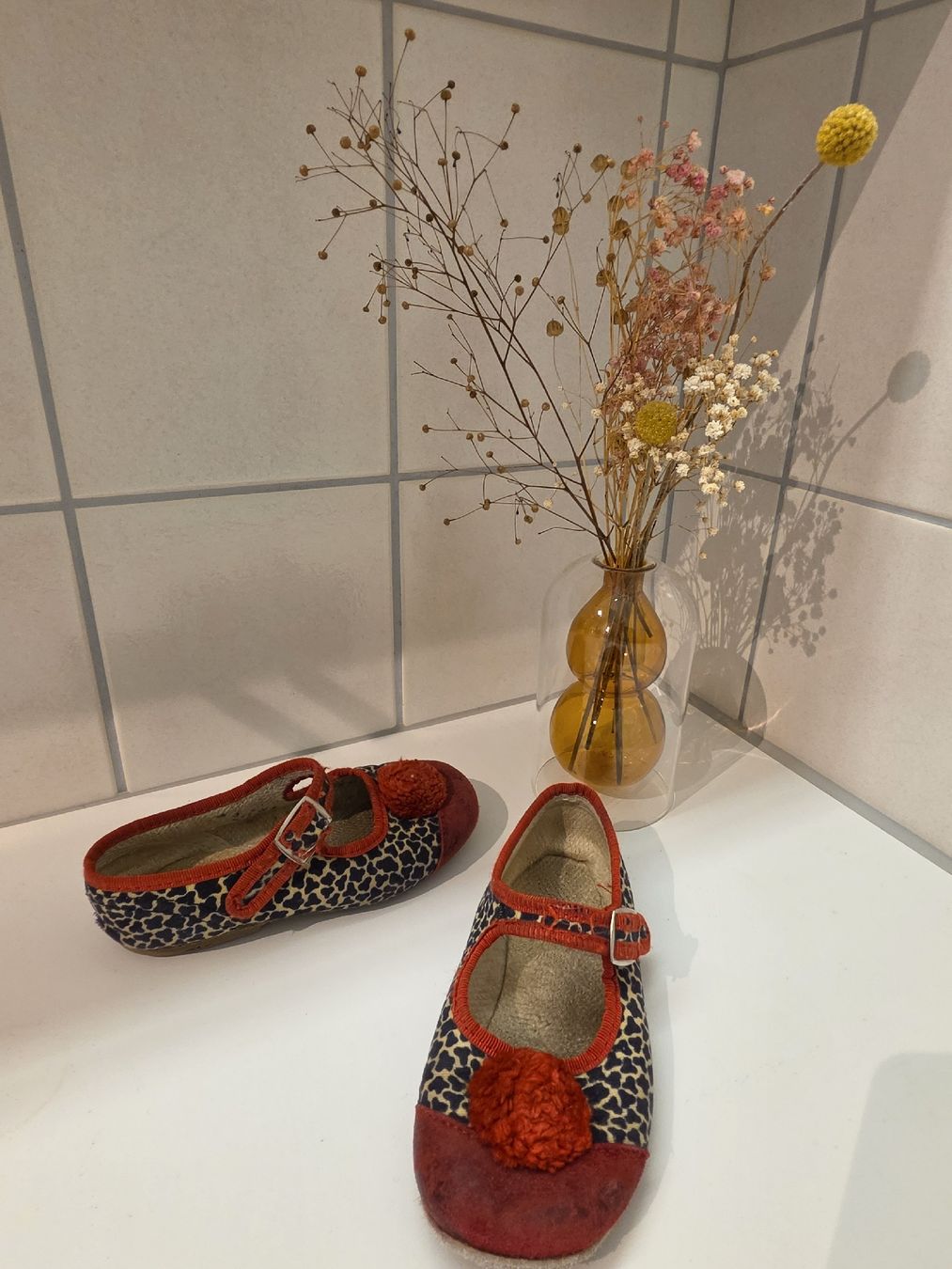 Scarpe per ragazze: Tigerfinkli! Hausschuhe mit Pompon.  – Usato da Zürich venduto da sla_5rwh 1