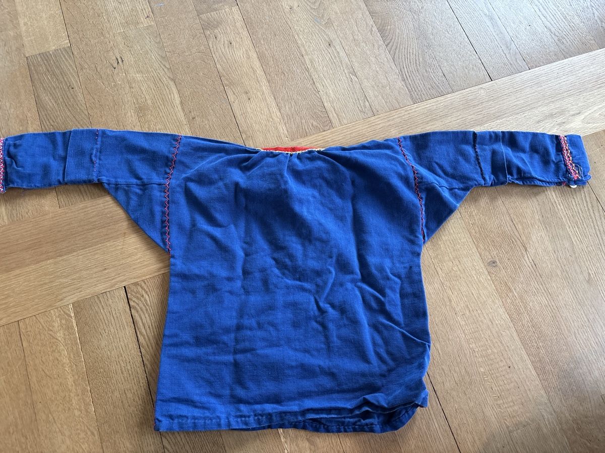 Camicette: Kinder Trachtenbluse, blau mit Stickerei – Usato da Winterthur venduto da Pulator 3