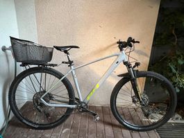 BH Fahrrad – neuwertig mit abnehmbarem Korb und Gepäckträger