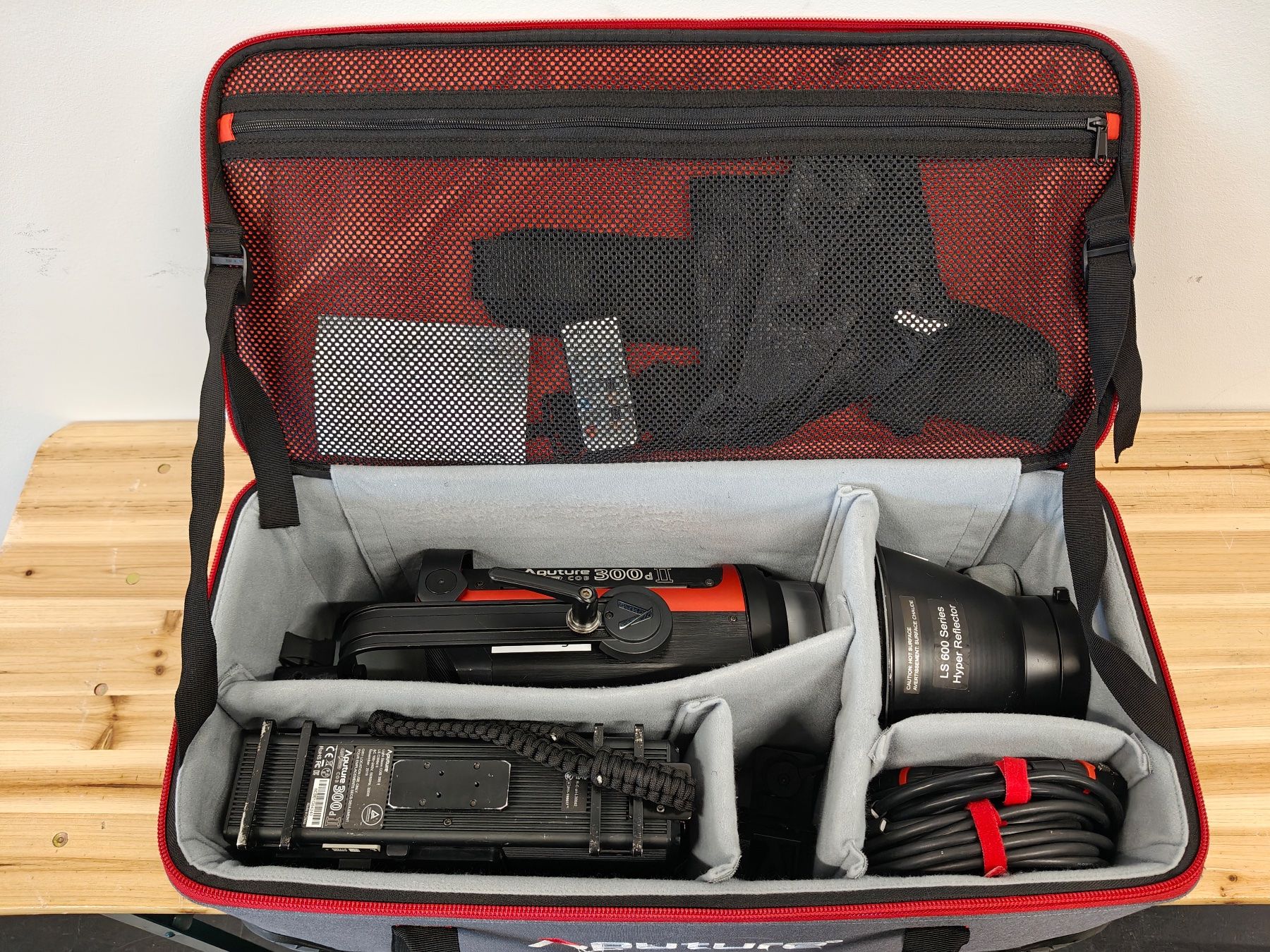Aputure Lampade: Aputure LS 300d II LED Filmscheinwerfer V-Mount Set mit Case – Usato da Schlieren venduto da CINElight 3