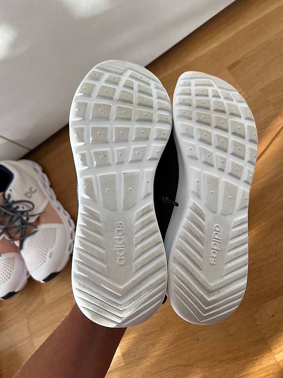 Adidas Chaussures femmes: Turnschuhe Nike Gr. 37 1/3 – D'occasion à Ehrendingen par Nr.7 3