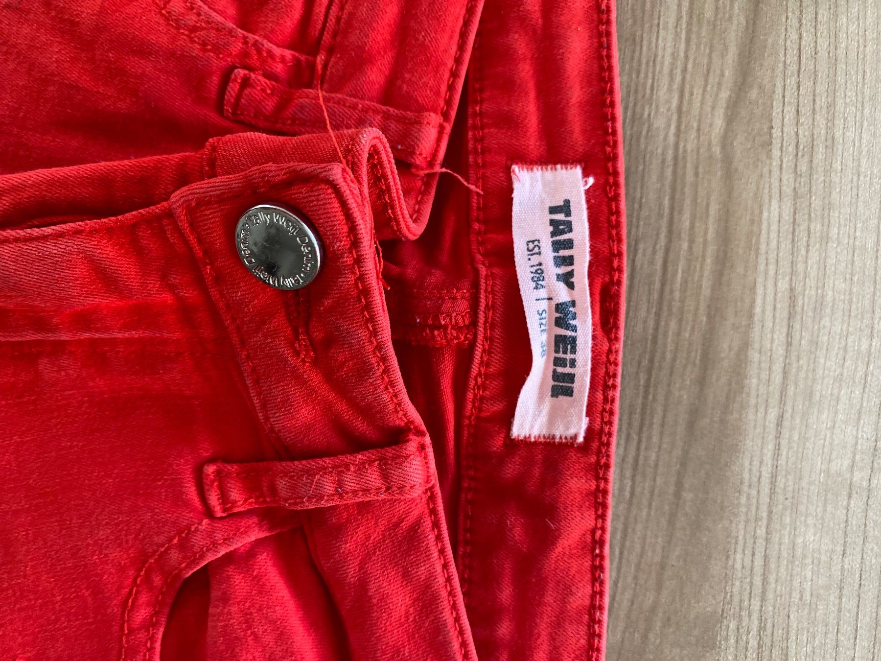 Tally Weijl Pantaloni: Rote Tally Weijl Jeans mit Loechern, Groesse 36 – Usato da La Tour-de-Peilz venduto da leu_hnf6 3
