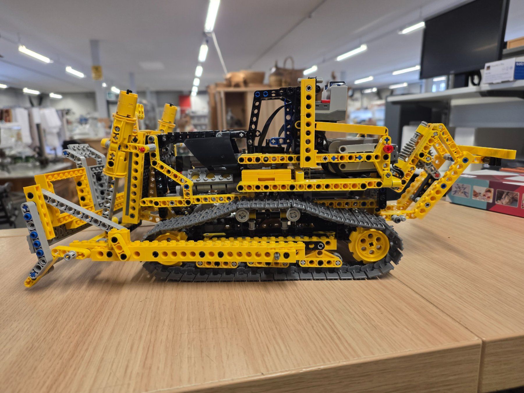 Lego Kit di costruzioni: LEGO Technic  - RC Bulldozer mit Motor – Usato da Chur venduto da FeschtlandBrockiChur 1