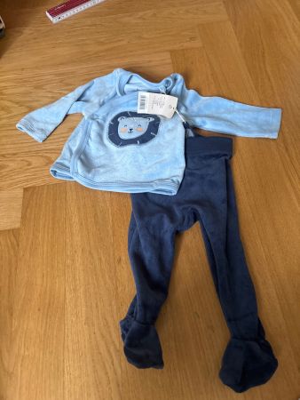 NEU Baby Anzug LÖWE 62/68 blau mit Füsschen 2-6 Mon