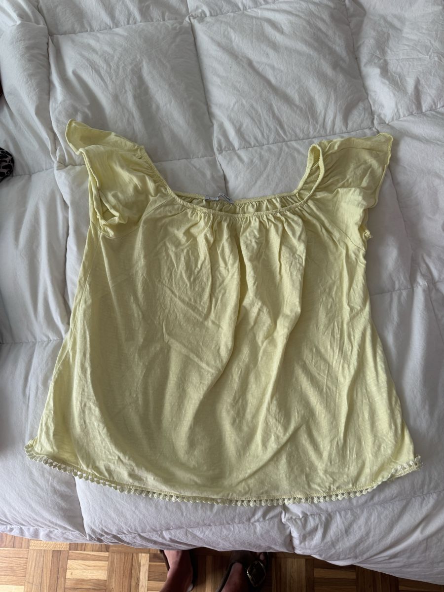 Top: Haut Jaune Taille L bon état – Usato da Genève venduto da lejardindesvetements