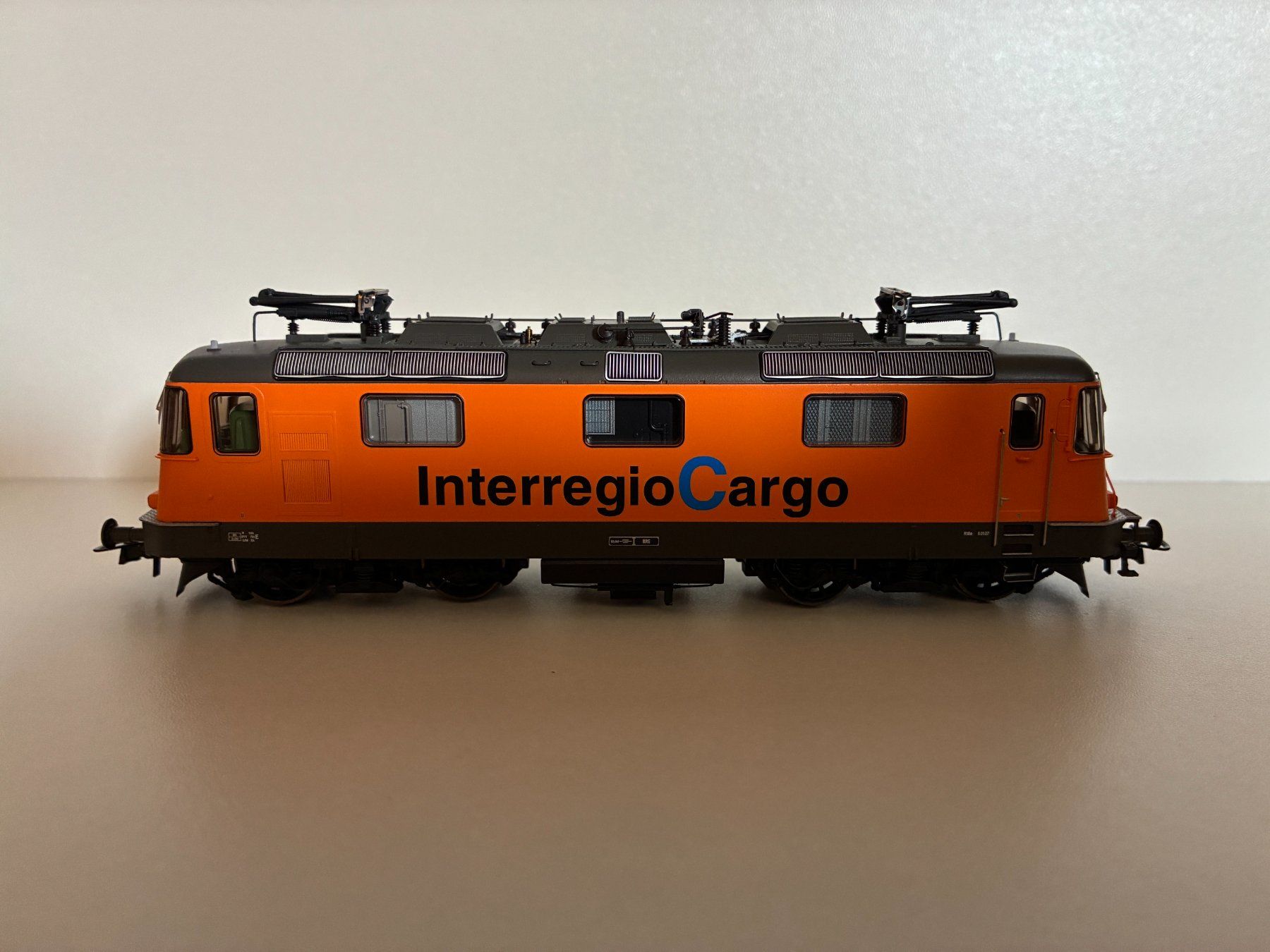 Roco Modelleisenbahnen: Roco 73375 CFF SBB Re 4/4 II InterregioCargo – Neu und originalverpackt aus Le Pâquier-Montbarry von Patroni0 1