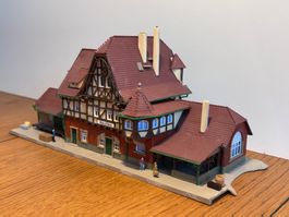 G0839: Bahnhof mit Dekorelementen und Figuren (Spur N)