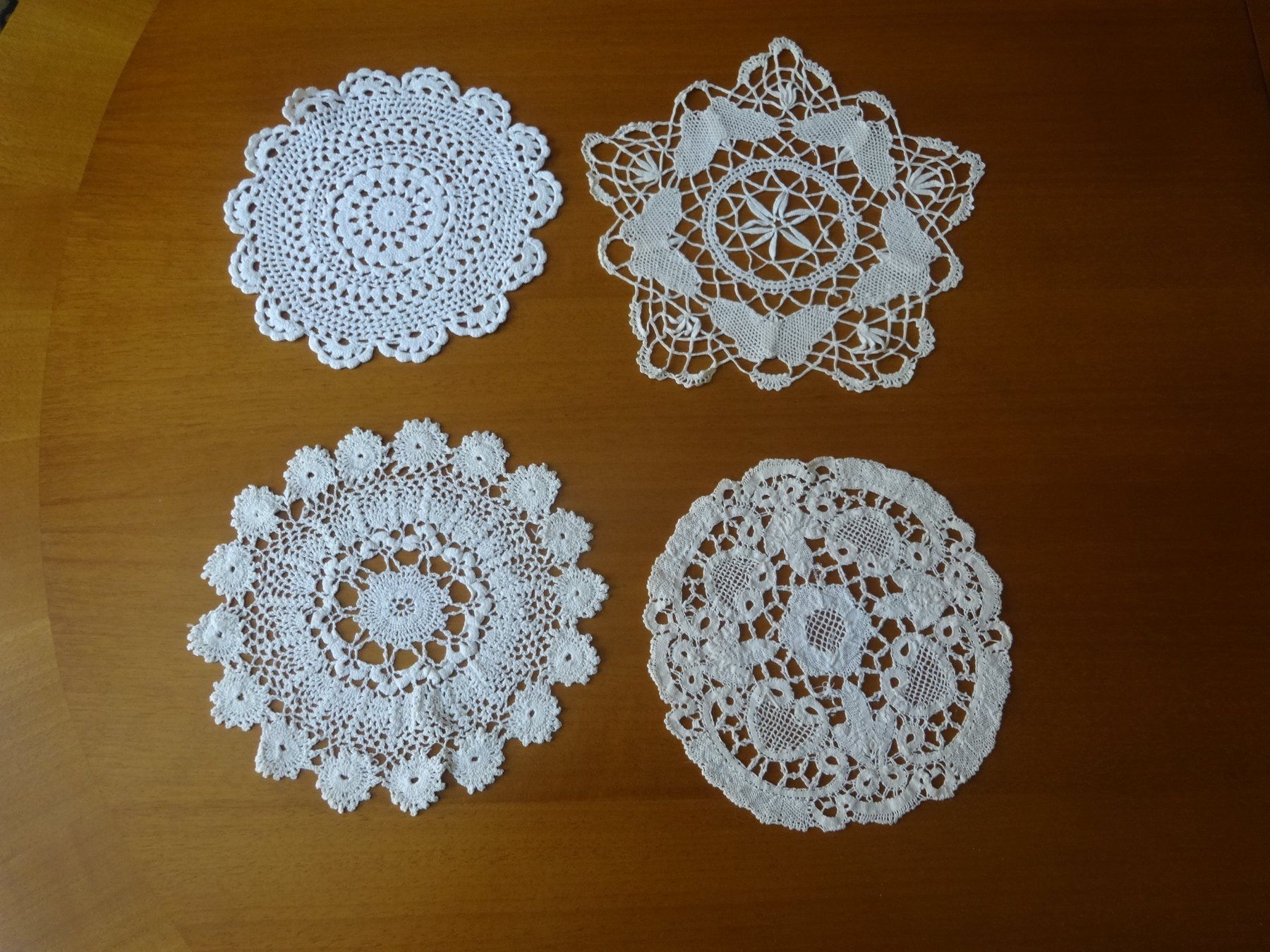 Toutes les décorations: 4 napperons crochetés main – Neuf avec emballage d'origine à Biel/Bienne par milamila02