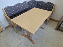 Eckbank mit Tisch helle Holzoptik mit gemustertem Polster